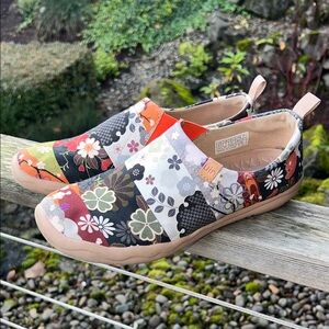 UIN Multicolor Floral Flats